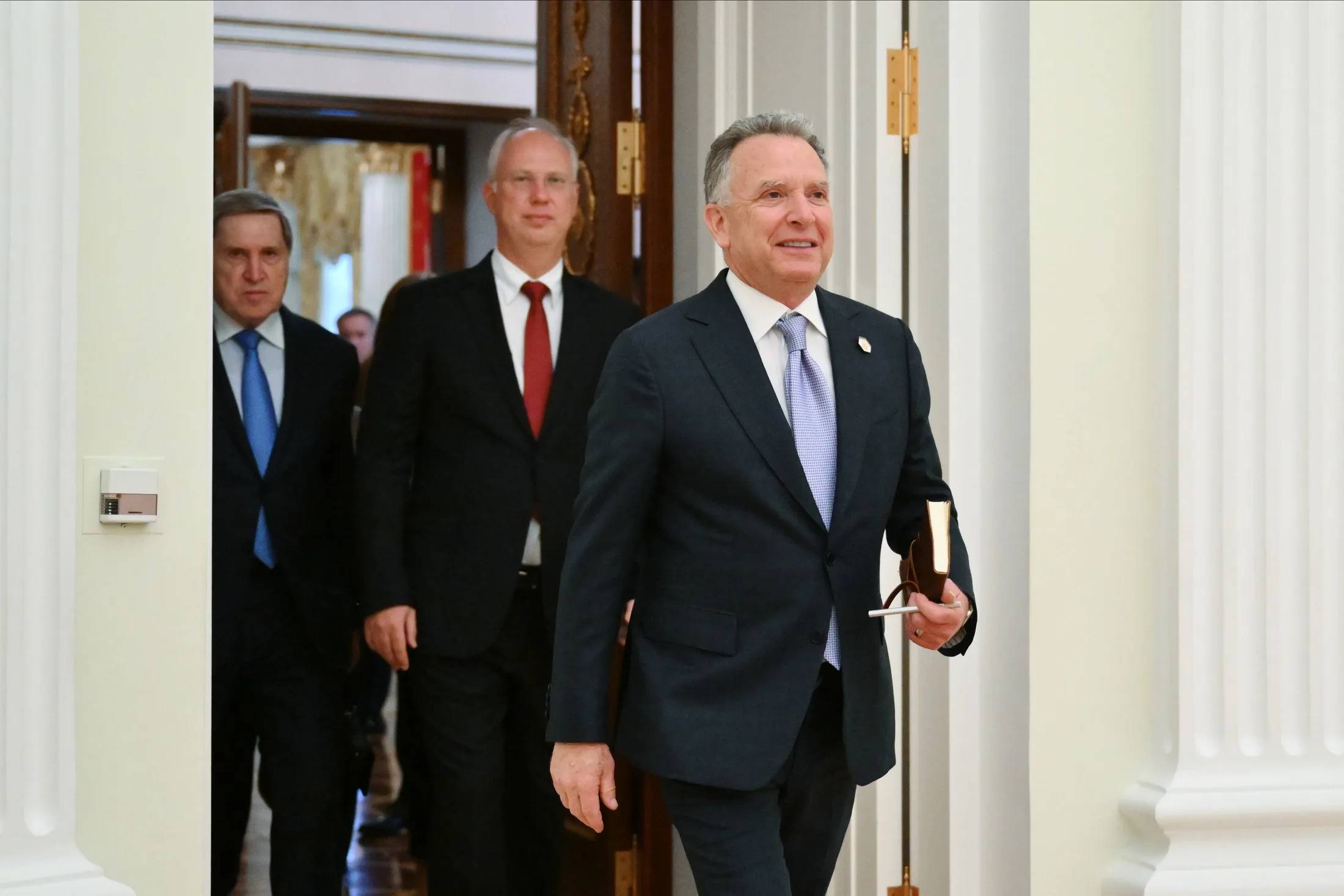 Стив Уиткоф - зад него е Кирил Дмитриев